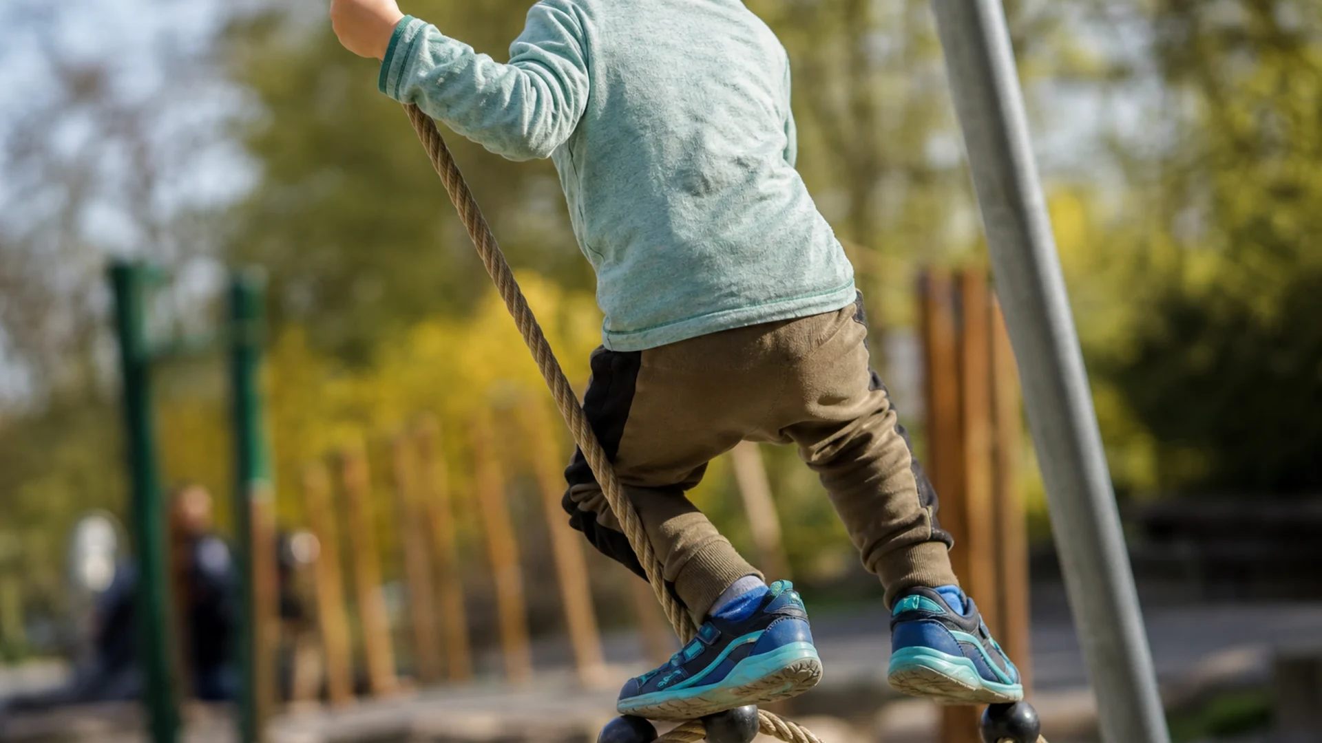Spielplatz Pfarrer-Junker-Weg, Rutschen und Sand in Rintheim