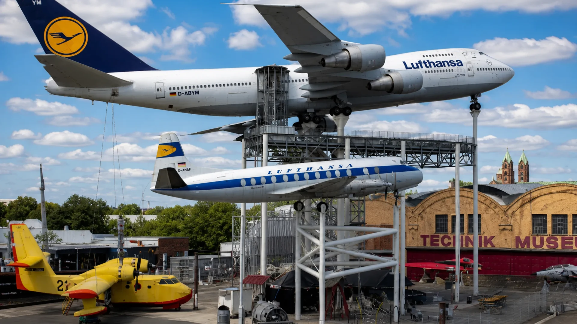 Technikmuseum mit Flugzeugen und U-Boot in Speyer