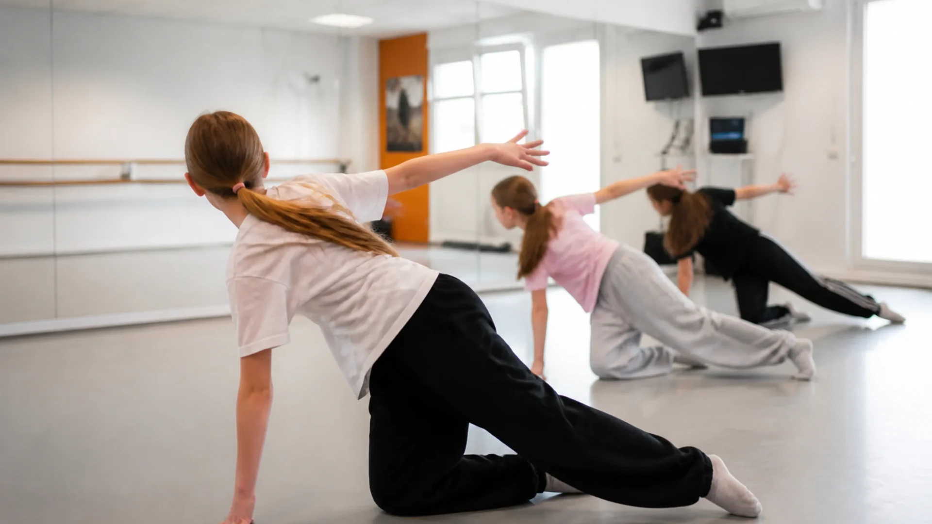 Modern Dance Teens im OMNIA Studio