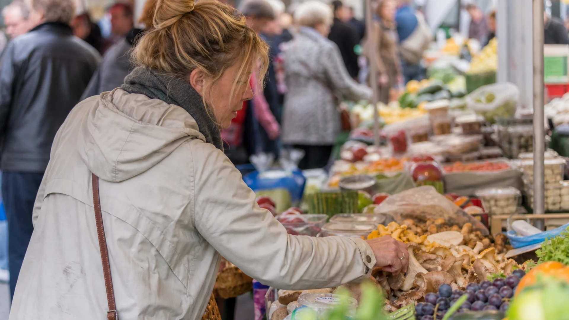 Wochenmarkt am Kronenplatz in Karlsruhe