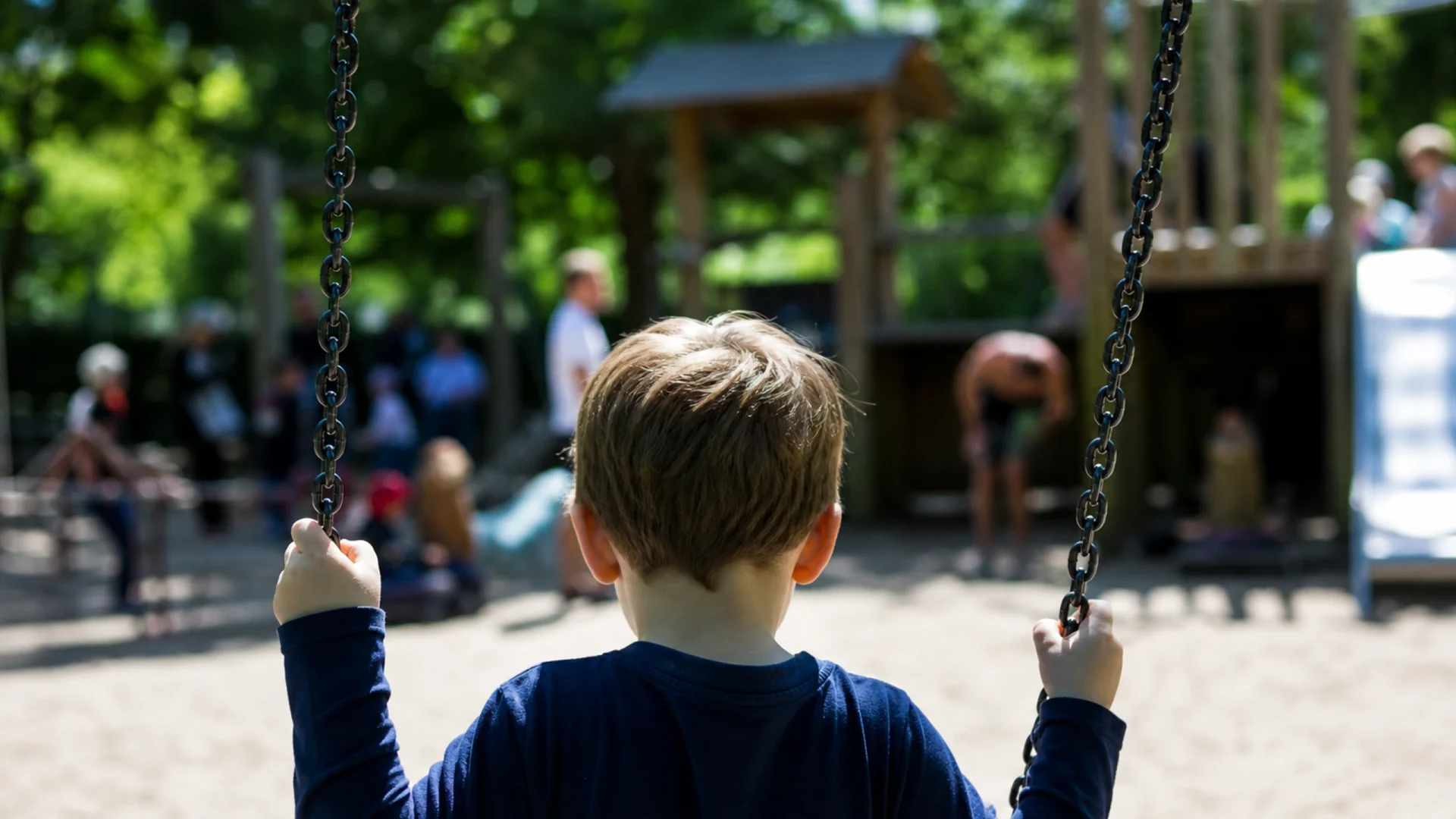Spielplatz Starckstraße, Schatten und Sand nahe Rheinhafen