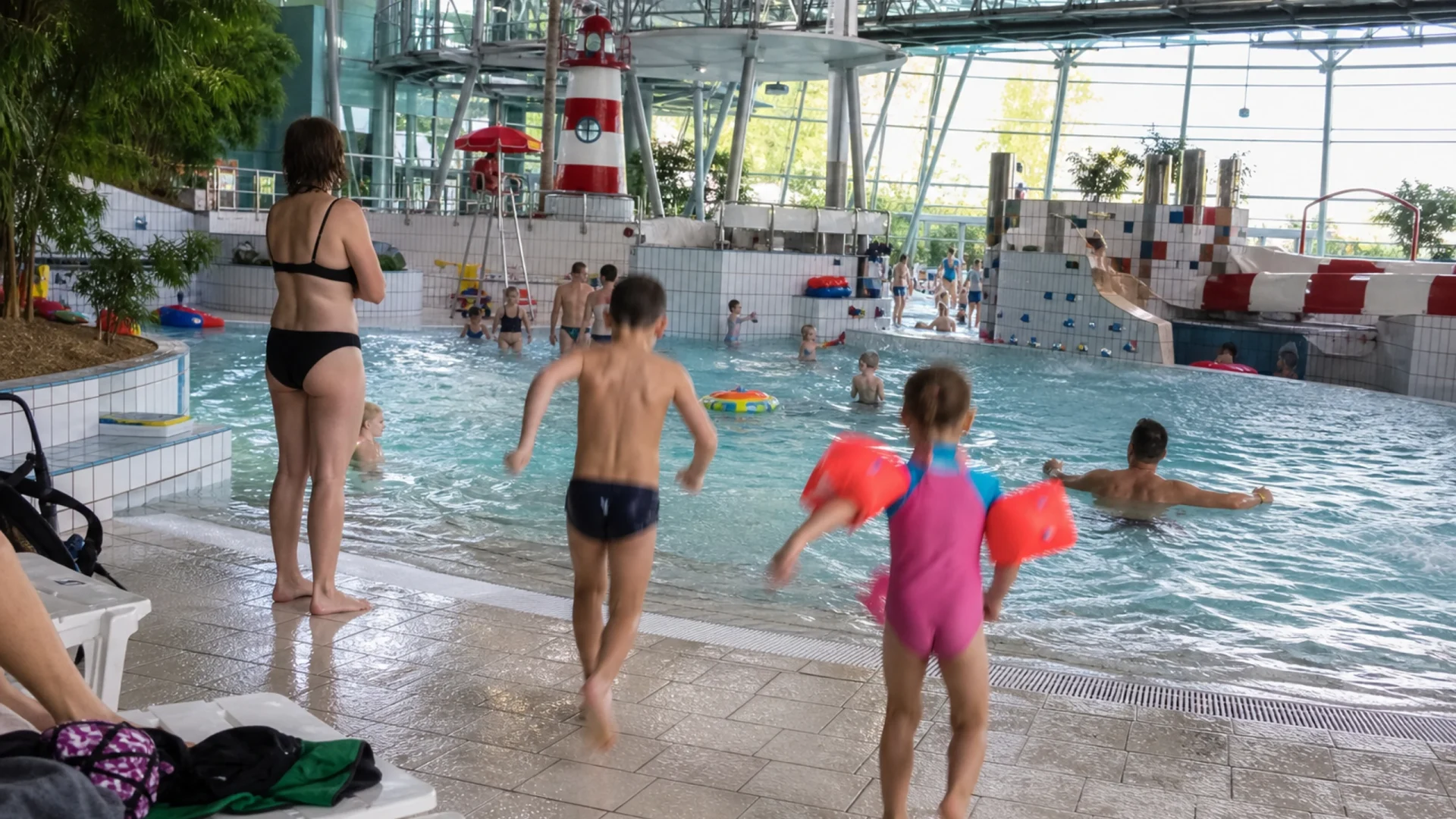 bellamar Schwetzingen: Hallenbad und Freibad für Familien