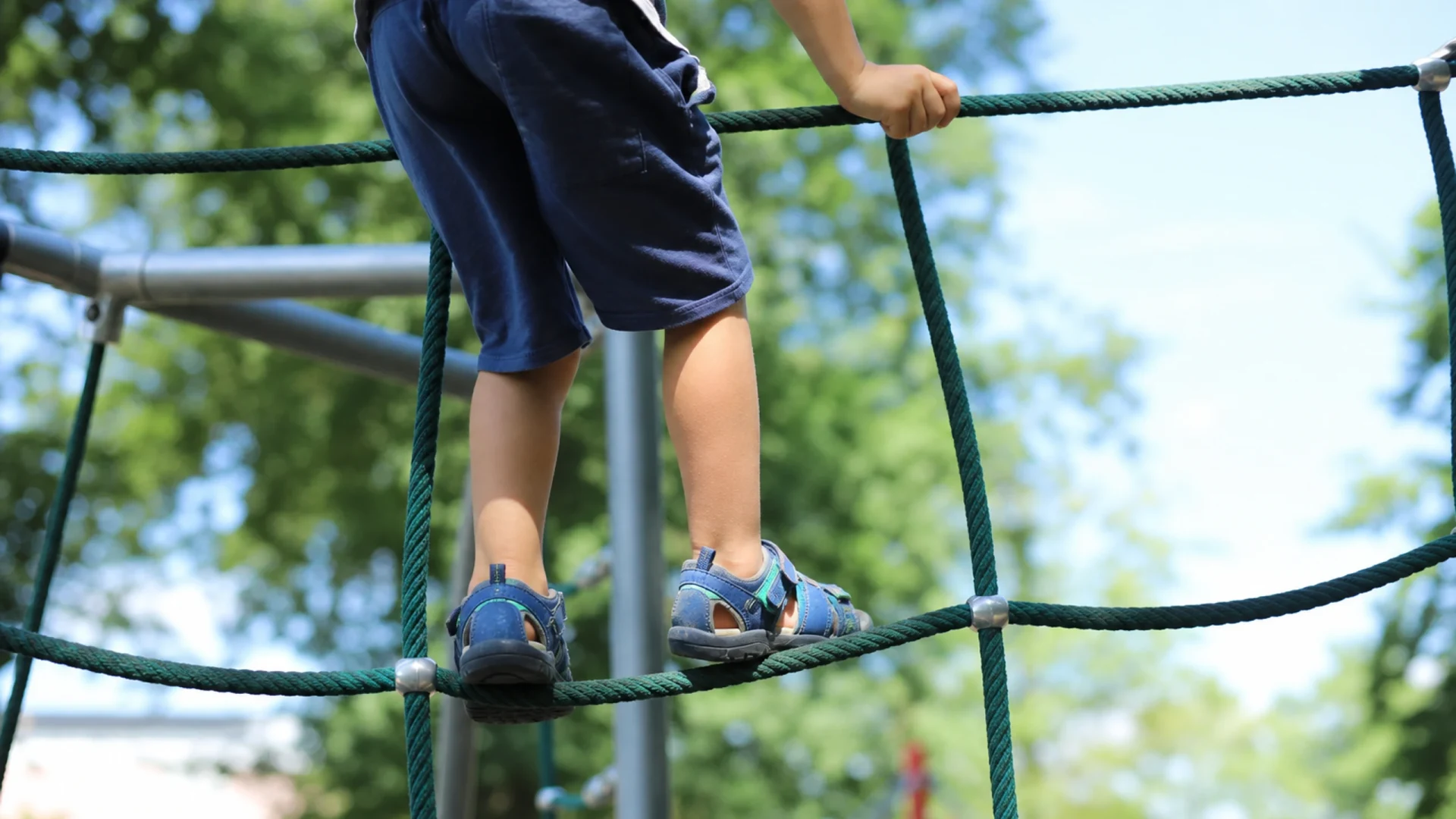 Spielplatz Kleiberweg, Kletterturm und Rutschen in Neureut
