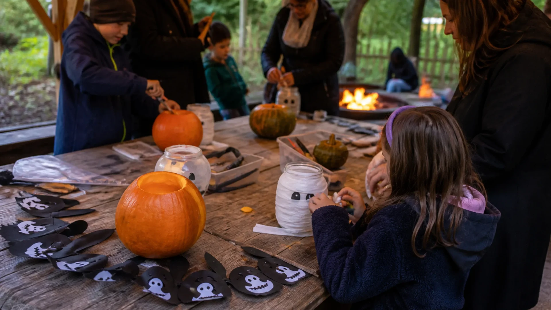Halloween im Wald, Kreativ-Werkstatt am Lagerfeuer