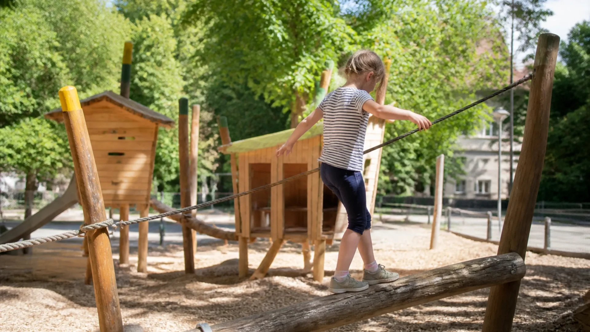 Spielplatz mit Rutschen und Klettergerüst in Beiertheim