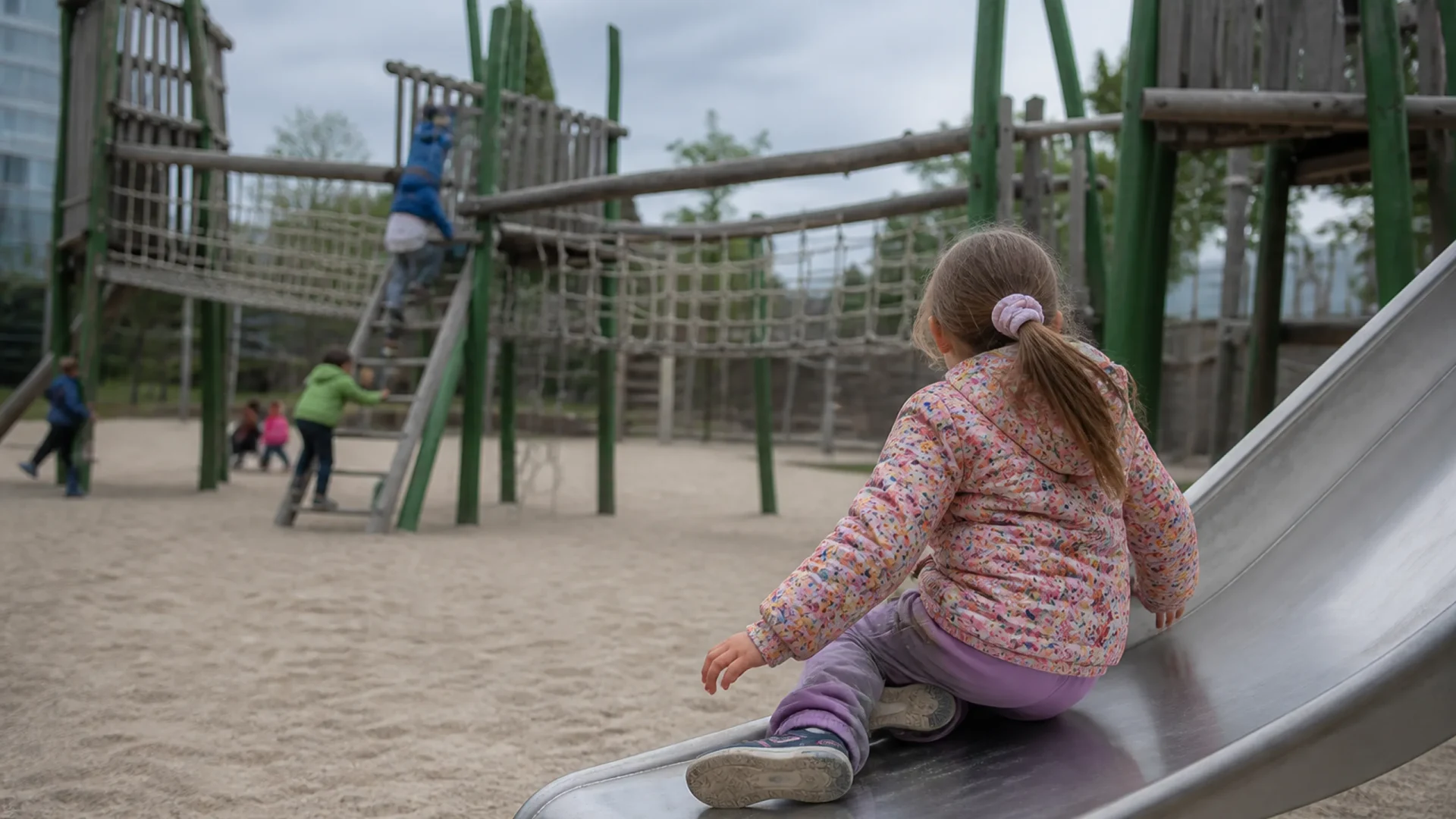 Klettern, Rutschen und Buddeln auf dem Spielplatz
