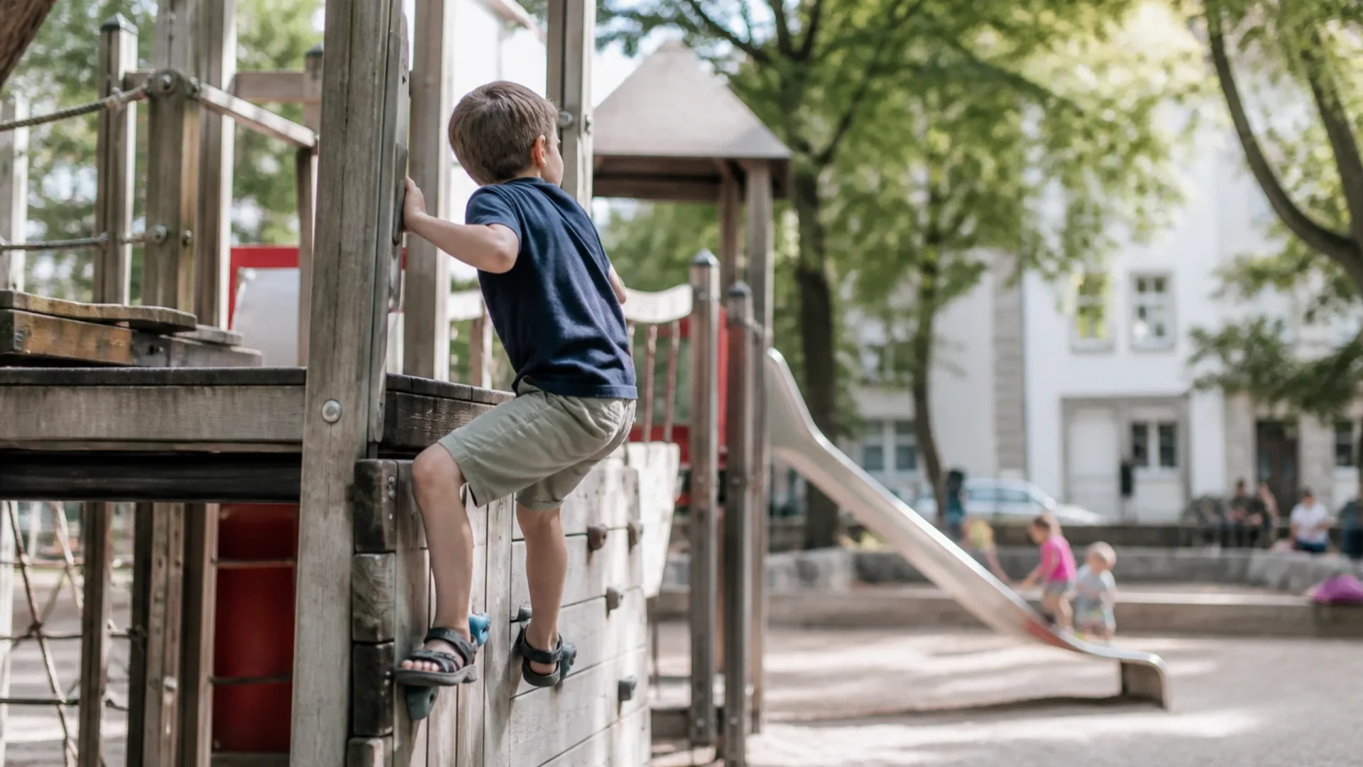 Spielplatz mit Klettergerüst in Karlsruhe Weststadt